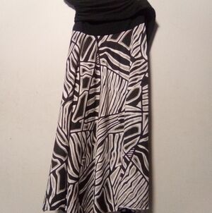 Catalina brand black and white ladies skirt. Size small (4-6)